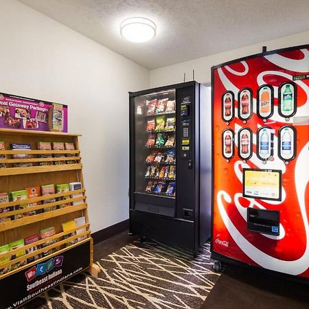 劳伦斯堡红屋顶酒店 外观 照片