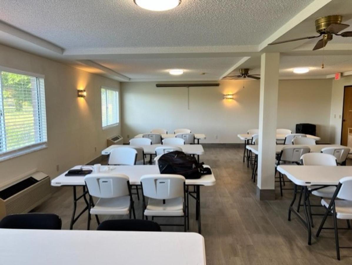 劳伦斯堡红屋顶酒店 外观 照片